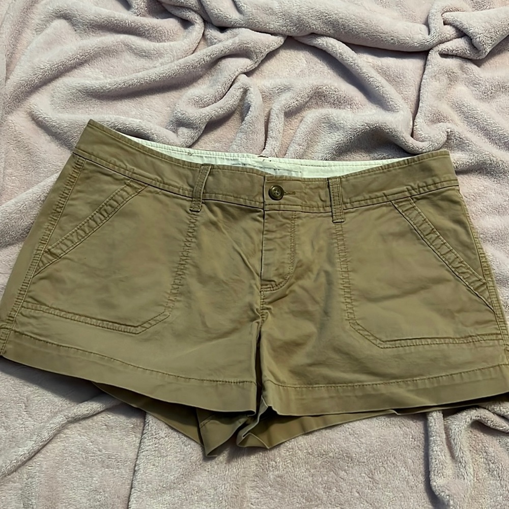Old Navy 3” low rise Women’s khaki shorts